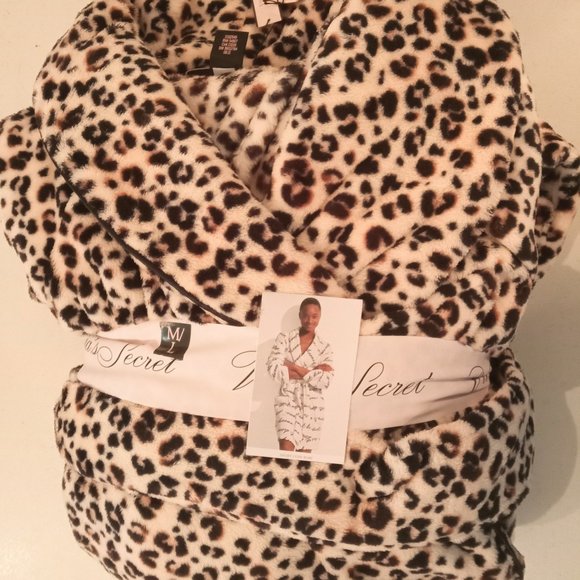 NWT Victoria's Secret Plush Cozy Robe, Shawl Collar, Tie Waist, Pockets - Picture 14 of 16